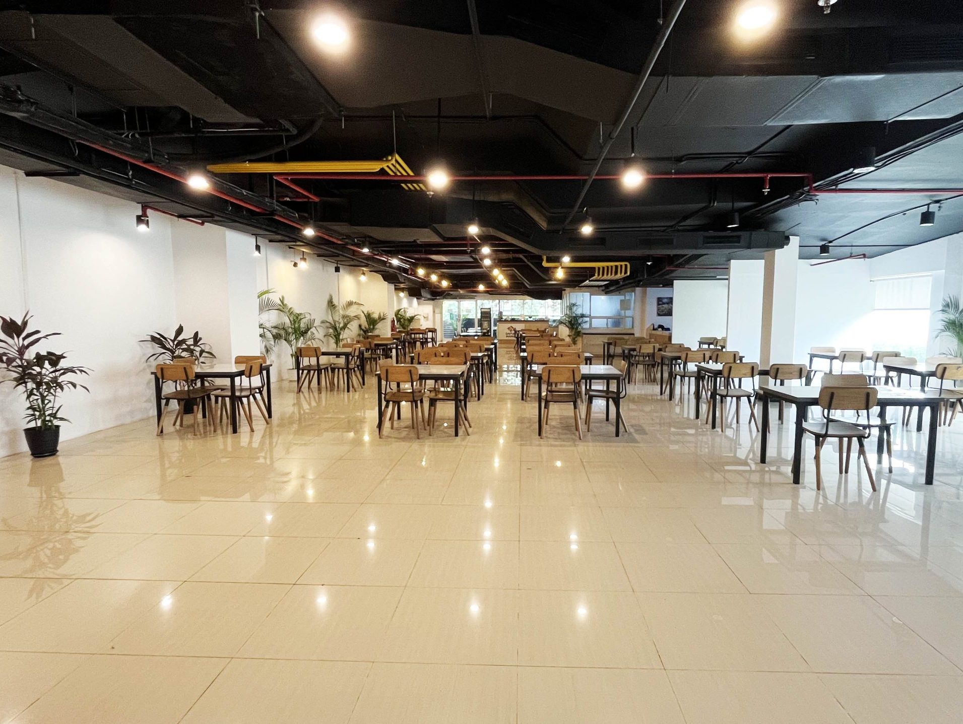 Food court Plaza Oleos dengan desain modern, area duduk nyaman, dan berbagai pilihan kuliner untuk pengunjung