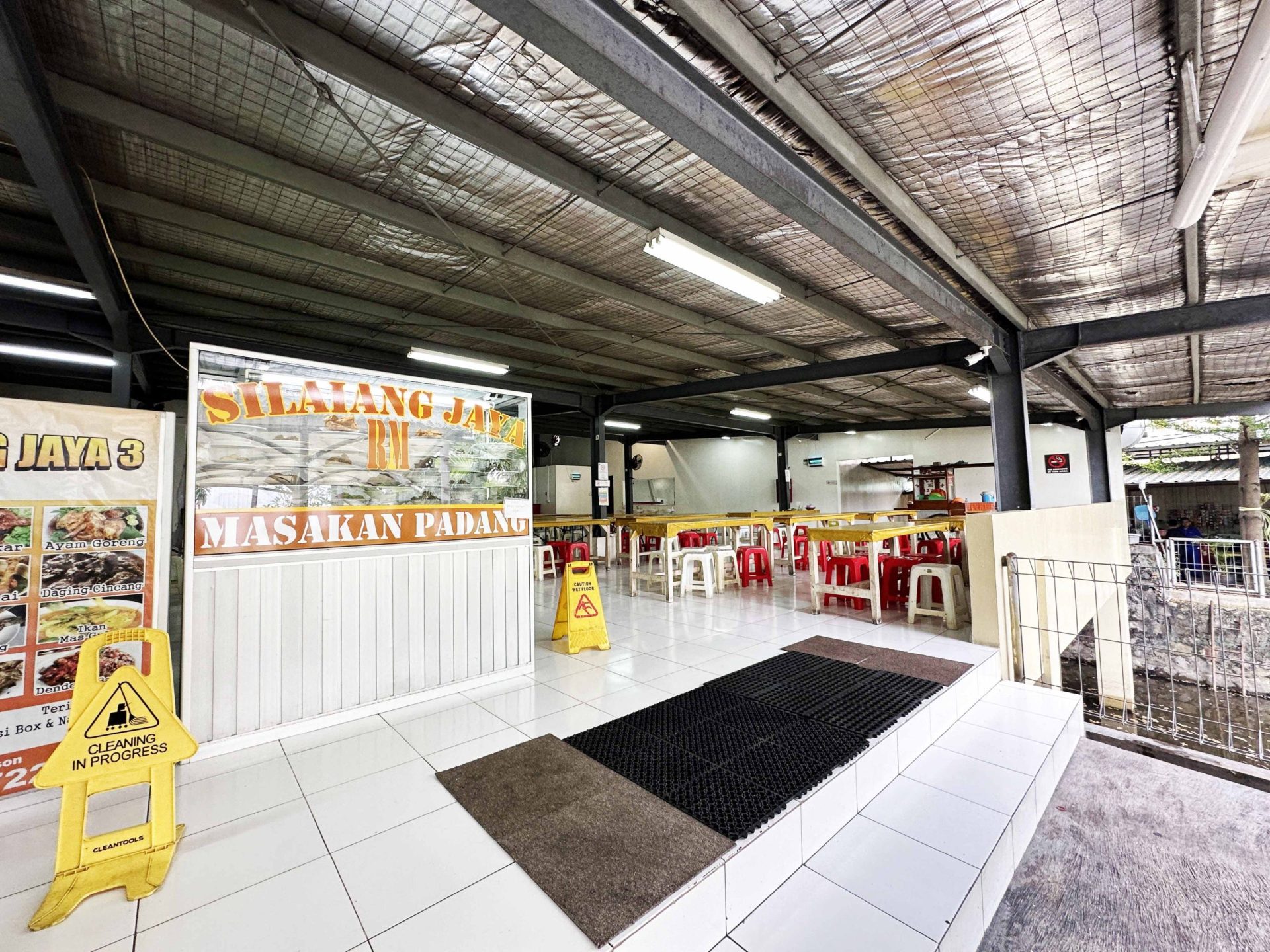 Kantin Plaza Oleos dengan area merokok yang nyaman, menawarkan berbagai pilihan makanan dan minuman untuk pengunjung