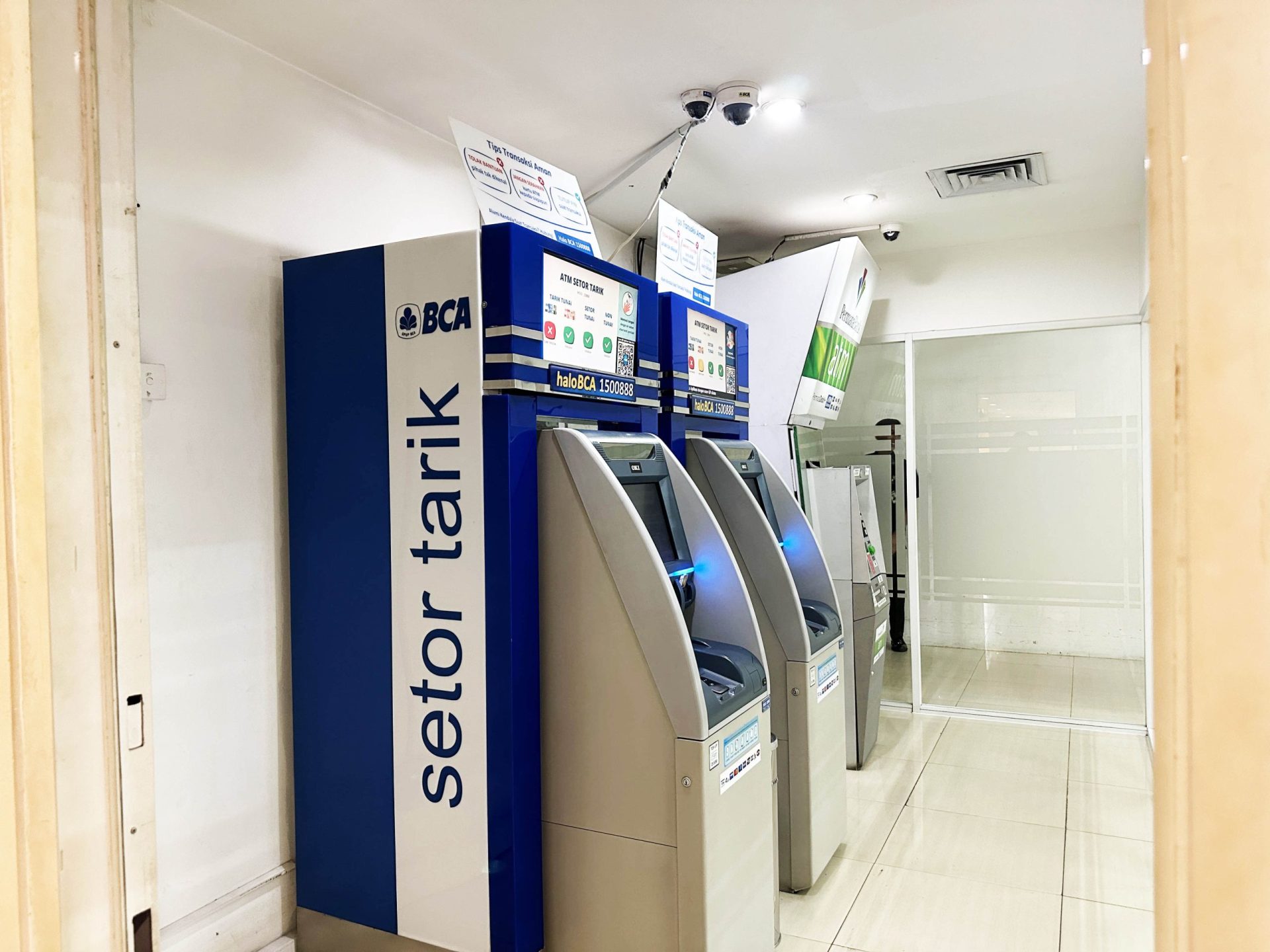 ATM Gallery Plaza Oleos, menampilkan beberapa mesin ATM dari berbagai bank dalam area yang aman dan mudah diakses
