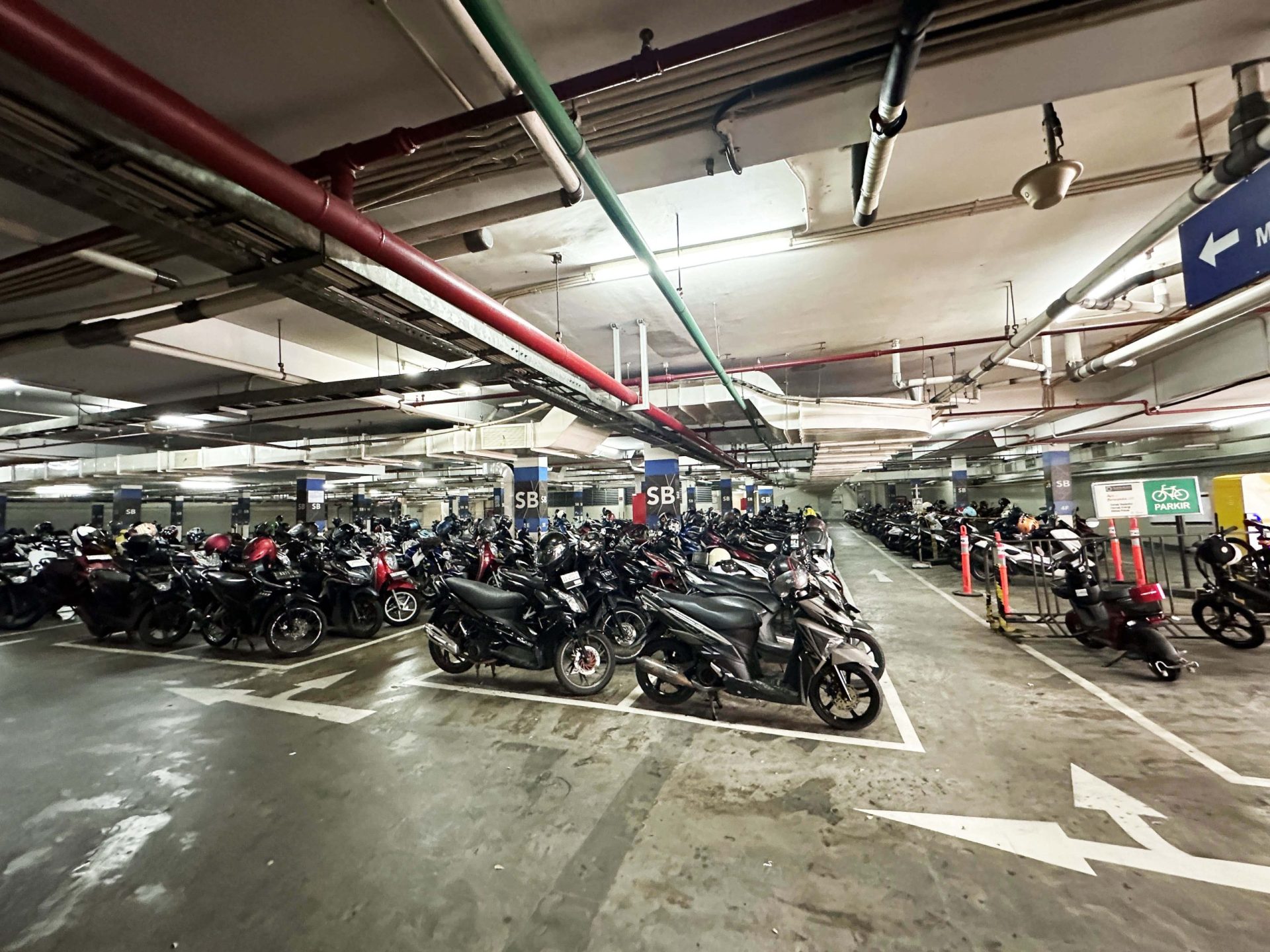 Area parkir motor di basement Plaza Oleos, sistem cashless dengan petugas keamanan yang menjaga kenyamanan dan keselamatan pengunjung