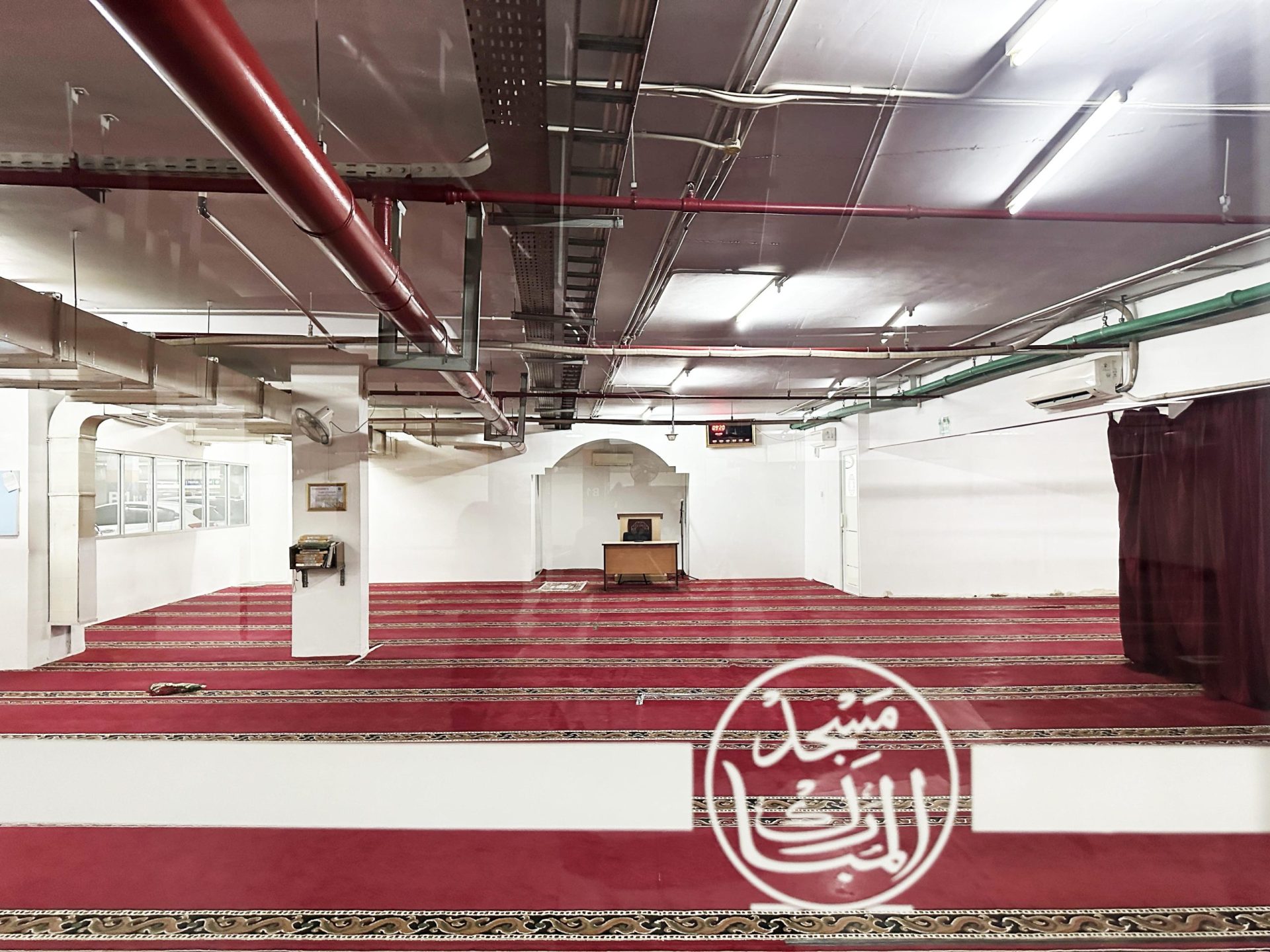 Masjid Plaza Oleos, tempat ibadah yang nyaman dan modern, dilengkapi dengan fasilitas untuk pengunjung yang ingin berdoa