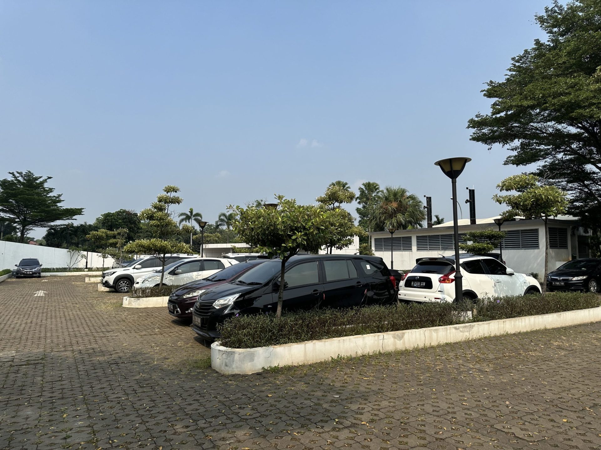 Area parkir mobil non-basement Plaza Oleos, dilengkapi dengan sistem cashless dan pengawasan keamanan untuk kenyamanan pengunjung