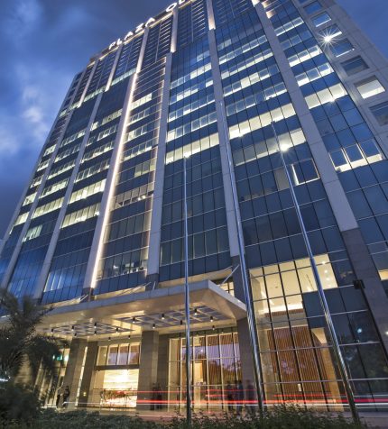 Eksterior Plaza Oleos Jakarta di malam hari, dengan pencahayaan gedung yang elegan dan arsitektur modern berkilauan