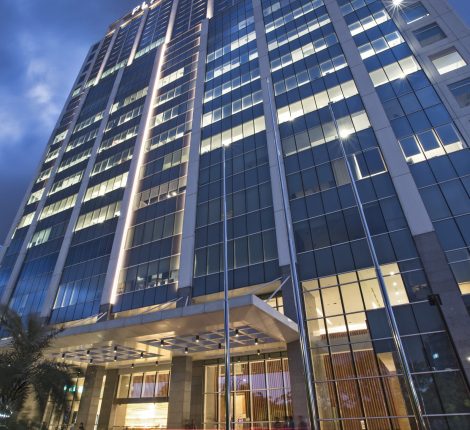 Eksterior Plaza Oleos Jakarta di malam hari, dengan pencahayaan gedung yang elegan dan arsitektur modern berkilauan